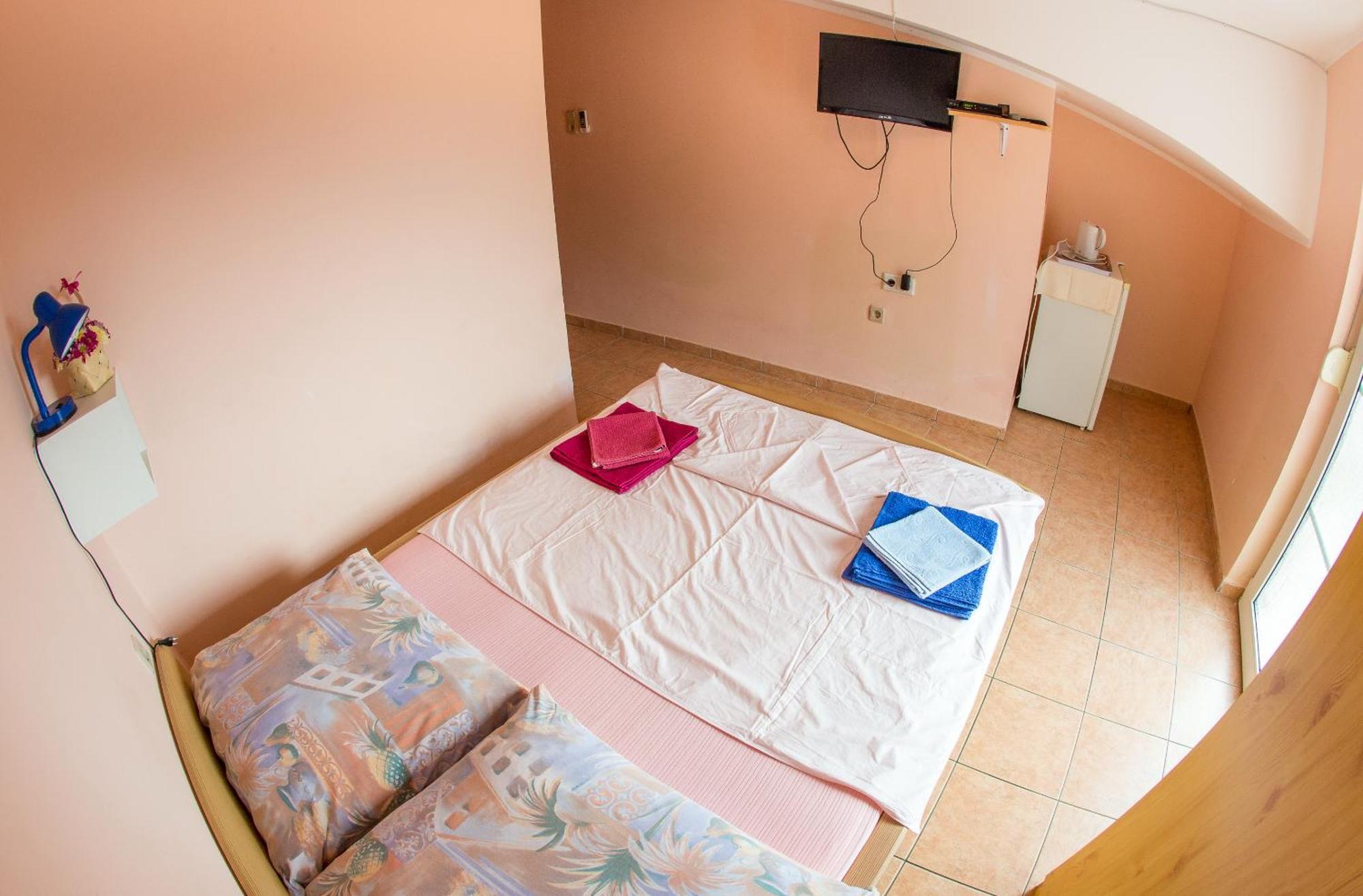 Guest House Almond Bečići Phòng bức ảnh
