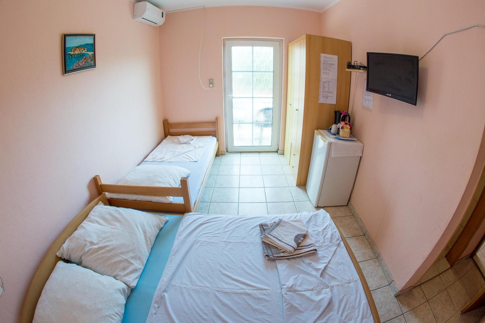 Guest House Almond Bečići Phòng bức ảnh